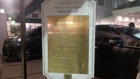 Sebuah plakat yang menceritakan sejarah singkat Hotel Majapahit terpasang di depan Hotel Majapahit Jalan Tunjungan, Surabaya. Foto: Farusma Okta Verdian/kumparan