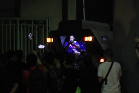 Pemain dan ofisial Persib Bandung menaiki mobil rantis usai bertanding melawan Persija Jakarta di Stadion Patriot Candrabhaga, Bekasi, Jawa Barat, Sabtu (2/9/2023). Foto: Jamal Ramadhan/kumparan