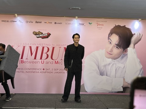 Aktor Korea Selatan Kim Bum saat menggelar press conference 'Between U and Me' di Hotel Kempinski Grand Indonesia Shopping Mall, Sabtu (2/9/2023). Foto: Nurlaela/kumparan