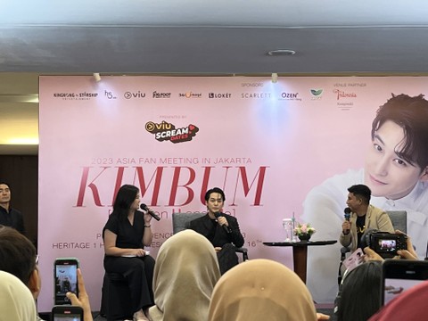 Aktor Korea Selatan Kim Bum saat menggelar press conference 'Between U and Me' di Hotel Kempinski Grand Indonesia Shopping Mall, Sabtu (2/9/2023). Foto: Nurlaela/kumparan