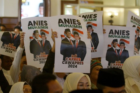 Sejumlah pendukung mengangkat poster bergambar bakal calon presiden Anies Baswedan dan bakal calon wakil presiden Muhaimin Iskandar saat Deklarasi Capres-Cawapres 2024 di Hotel Majapahit, Surabaya, Jawa Timur, Sabtu (2/9/2023). Foto: Moch Asim/Antara Foto