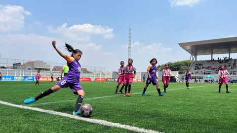 SD 1 Pedawang vs SD 4 Undaan Kalirejo di MilkLife Soccer Challenge 2. Foto: Aji Nugrahanto/kumparan