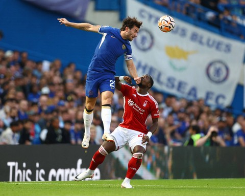 Pemain Chelsea Ben Chilwell duel dengan Serge Aurier dari Nottingham Forest saat pertandingan di Stamford Bridge, London, Inggris. Foto: Matthew Childs/Reuters