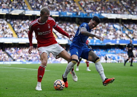 Joe Worrall dari Nottingham Forest duel dengan pemain Chelsea Enzo Fernandez saat pertandingan di Stamford Bridge, London, Inggris. Foto: Tony Obrien/Reuters