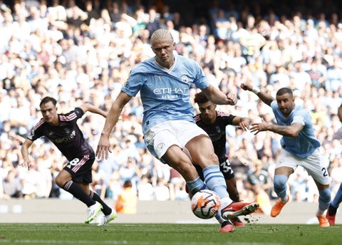 Erling Braut Haaland dari Manchester City mencetak gol keempat mereka dari titik penalti saat pertandingan di Stadion Etihad, Manchester, Inggris. Foto: Jason Cairnduff/Reuters