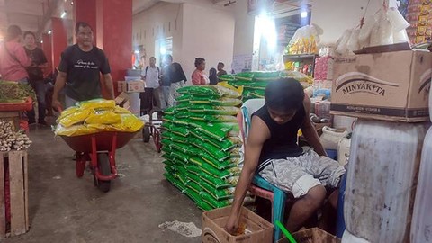 Pedagang di pasar tradisional Bersehati Manado menjual beras milik bulog yang kini telah dikemas dalam kemasan 5 kilogram untuk menjaga stabilitas harga pasar. 