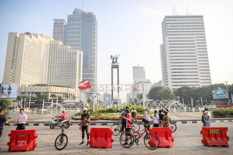 Warga berolahraga di Bundaran HI, Jakarta, Minggu (3/9/2023). Foto: Jamal Ramadhan/kumparan