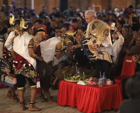 Ganjar Pranowo saat membuka gelaran kolaborasi wayang kulit, wayang orang dan wayang golek. Foto: Dok. Istimewa