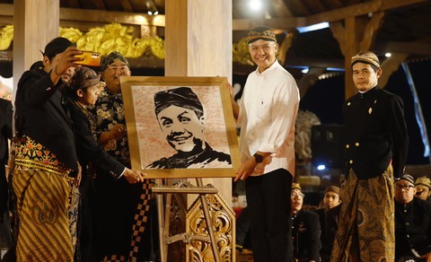 Ganjar Pranowo dalam menerima lukisan berwajah dirinya dari Forum Komunikasi Seniman Dalang Indonesia. Foto: Dok. Istimewa