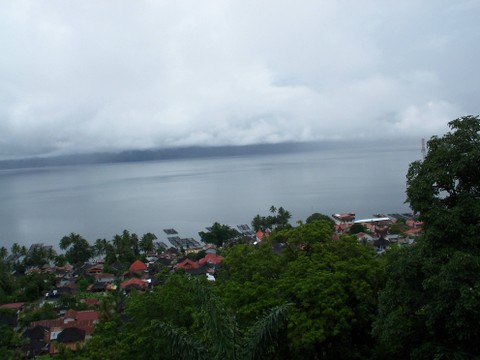 Ilustrasi Danau Maninjau Sumbar. Sumber foto: koleksi pribadi Israr Iskandar