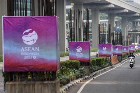 Pengendara melintasi banner KTT ke-43 ASEAN yang dipasang di tiang monorel di Jalan Rasuna Said, Jakarta, Minggu (3/9/2023). Foto: Jamal Ramadhan/kumparan