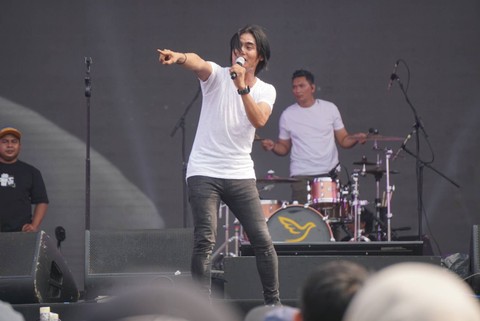 Vokalis dari Grup Musik Setia Band, Charly Van Houten saat membawakan sejumlah lagu di Synchronize Fest 2023, Jakarta, Minggu (3/9/2023). Foto: Iqbal Firdaus/kumparan