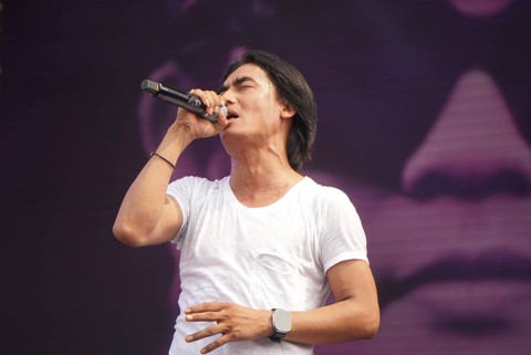 Vokalis dari Grup Musik Setia Band, Charly Van Houten saat membawakan sejumlah lagu di Synchronize Fest 2023, Jakarta, Minggu (3/9/2023).  Foto: Iqbal Firdaus/kumparan
