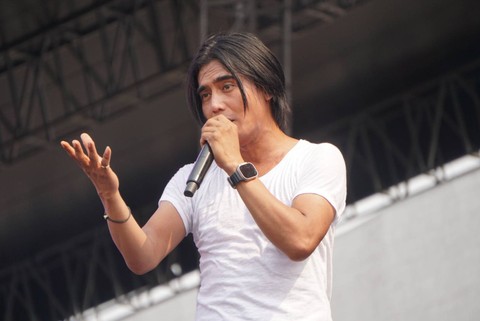 Vokalis dari Grup Musik Setia Band, Charly Van Houten saat membawakan sejumlah lagu di Synchronize Fest 2023, Jakarta, Minggu (3/9/2023).  Foto: Iqbal Firdaus/kumparan