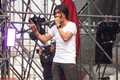 Vokalis dari Grup Musik Setia Band, Charly Van Houten saat membawakan sejumlah lagu di Synchronize Fest 2023, Jakarta, Minggu (3/9/2023).  Foto: Iqbal Firdaus/kumparan