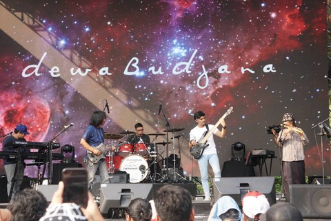 Musisi Dewa Budjana saat memainkan gitar pada penampilan bersama grup musik instrumentalnya di Synchronize Fest 2023, Jakarta, Minggu (9/3/2023).  Foto: Iqbal Firdaus/kumparan 