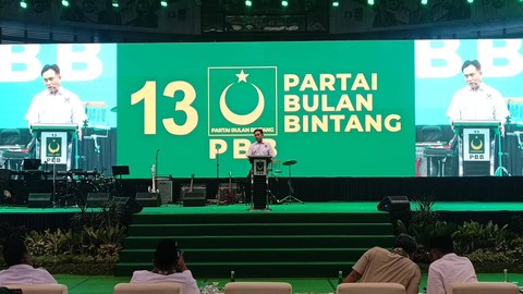 Ketua Partai Bulan Bintang (PBB) Yusril Ihza Mahendra hadir di acara konsolidasi zona II pemenangan Pileg dan Pemenangan Calon Presiden Prabowo Subianto di DBL Arena, Surabaya, Minggu (3/9/2023). Foto: Farusma Okta Verdian/kumparan