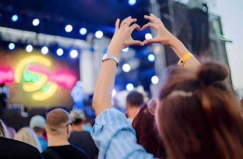 Ilustrasi using smartphone public event live music. Sumber: Shutterstock