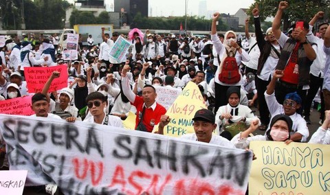 Ilustrasi pegawai honorer saat melakukan aksi menuntut pengangkatan ASN di Jakarta. | Foto : Reno Esnir/ANTARA Foto