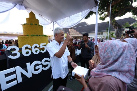 Ganjar Pranowo saat menyapa para penyapu jalan dan petani yang berkunjung ke rumah dinas Gubernur Jawa Tengah di Puri Gedeh, Semarang. Foto: Dok. Istimewa