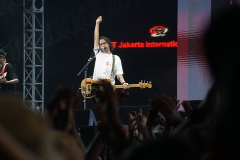 Musisi Indie Rock asal Jakarta The Adams menghibur penonton di Synchronize Fest 2023, Jakarta, Minggu (3/9/2023). Foto: Iqbal Firdaus/kumparan