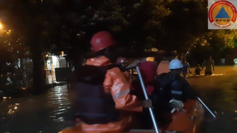BPBD melakukan evakuasi terhadap masyarakat yang terjebak banjir di Kota Medan. Foto: BPBD Medan