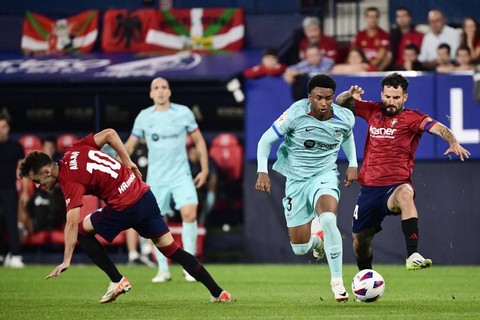 Duel Barcelona vs Osasuna di Stadion El Sadar, Pamplona, Spanyol, pada Senin (4/9), dalam pertandingan pekan ke-4 Liga Spanyol 2023/24. Foto: Ander Gillenea/AFP