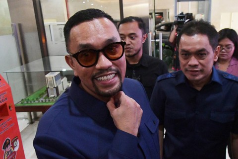 Bendahara Umum Partai NasDem Ahmad Sahroni (kiri) menjawab pertanyaan wartawan di Bareskrim Polri, Jakarta, Senin (4/9). Foto: ANTARA FOTO/ Fakhri Hermansyah