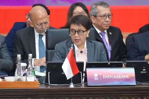 Menlu Retno Marsudi memberi sambutan saat pembukaan Pertemuan Menteri Luar Negeri ASEAN (AMM) di Gedung Sekretariat ASEAN, Jakarta, Senin (4/9). Foto: ANTARA FOTO/Media Center KTT ASEAN 2023/Rommy Pujianto