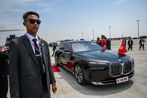 Paspampres berjaga di samping kendaraan yang membawa Perdana Menteri Vietnam Pham Minh Chinh saat tiba di Terminal VVIP Bandara Soekarno Hatta, Banten, Senin (4/9/2023). Foto: Raisan Al Farisi/ANTARA FOTO