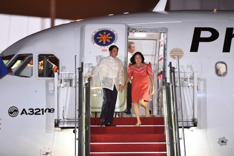 Presiden Filipina Ferdinand Marcos Jr (kiri) bersama ibu negara Louise Marcos (kanan) berjalan keluar dari pesawat setibanya di Terminal VVIP Bandara Soekarno-Hatta, Tangerang, Banten, Senin (4/9/2023). Foto: Raisan Al Farisi/ANTARA FOTO
