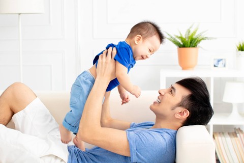 Ilustrasi ayah bermain dengan anak. Foto: Tom Wang/Shutterstock