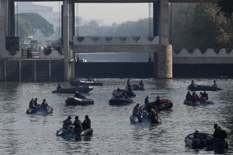 Personel gabungan TNI/Polri serta masyarakat menggunakan perahu karet membersihkan Sungai Kalimas di Surabaya, Jawa Timur, Selasa (5/9/2023).  Foto: Didik Suhartono/ANTARA FOTO