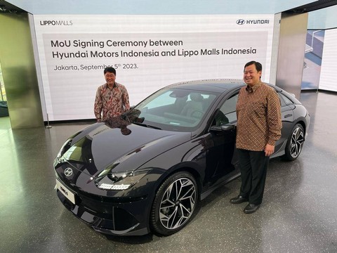 PT Hyundai Motors Indonesia (HMID) bersama Lippo Malls Indonesia lakukan penandatanganan kerja sama penyediaan 52 fast charging station di seluruh mall Lippo Indonesia. Foto: Sena Pratama/kumparan