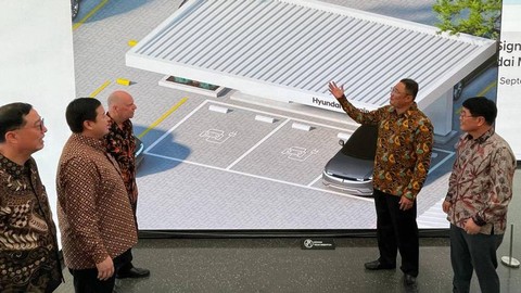 PT Hyundai Motors Indonesia (HMID) bersama Lippo Malls Group lakukan penandatanganan kerja sama penyediaan 52 fast charging station di seluruh mall Lippo Indonesia. Foto: Sena Pratama/kumparan