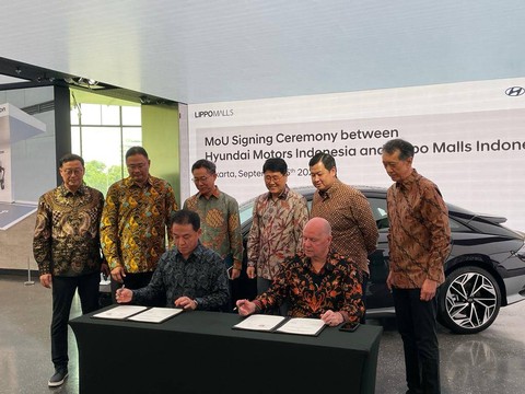 PT Hyundai Motors Indonesia (HMID) bersama Lippo Malls Indonesia lakukan penandatanganan kerja sama penyediaan 52 fast charging station di seluruh mall Lippo Indonesia. Foto: Sena Pratama/kumparan