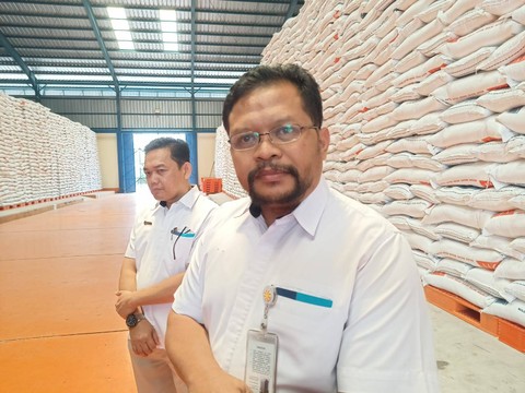 Plt Pemimpin Perum Bulog Kanwil Lampung, Nurman Susilo saat diwawancarai. | Foto : Galih Prihantoro/ Lampung Geh