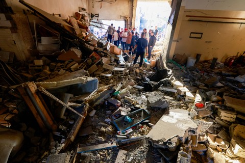 Warga memeriksa bangunan yang rusak di kamp pengungsi Nur Shams di kota Tulkarm di Tepi Barat Utara, Palestina pada Selasa (5/9/2023). Foto: AFP