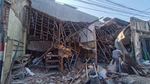 Tiga bangunan kios di Jalan Kapasari nomor 63 A-C, Kecamatan Genteng, Surabaya ambruk pada Selasa (5/9/2023). Foto: Farusma Okta Verdian/kumparan