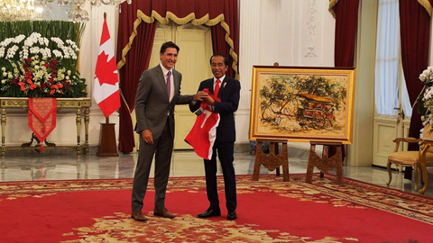 PM Kanada Justin Trudeau memberikan jersey basket kepada Presiden Jokowi. Foto: Nadia Riso/kumparan