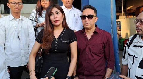Claudia Lourenta (kiri) dan Sonny Tulung (kanan) melaporkan mantan istri Raden Indrajana, Keyla Evelyne soal dugaan pencemaran baik ke Polda Metro Jaya, Selasa (5/9/2023). Foto: Dok. Istimewa