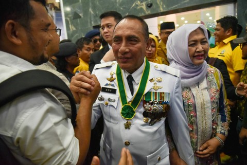 Mantan Gubernur Sumatera Utara Edy Rahmayadi (tengah) menyapa warga saat acara perpisahan akhir masa jabatan di Kantor Gubernur Sumatera Utara, Medan, Selasa (5/9/2023). Foto: Fransisco Carolio/ANTARA FOTO