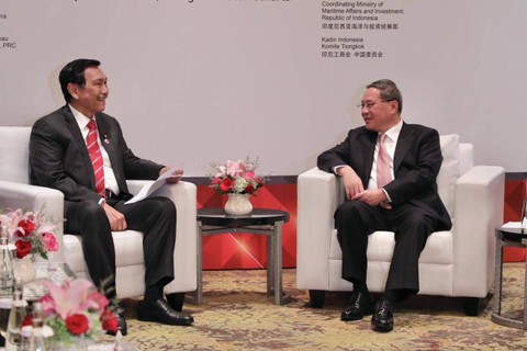 Menko Marves Luhut Binsar Pandjaitan bersama PM China, Li Qiang. Foto: Kemenko Marves