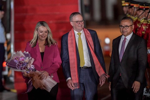 Perdana Menteri Australia Anthony Albanese (tengah) bersama pasangannya Jodie Haydon didampingi Direktur Konsuler Kemenlu Simon Djatwoko (kanan) tiba di Terminal VVIP Bandara Soekarno Hatta, Banten, Selasa (5/9/2023). Foto: Raisan Al Farisi/ANTARA FOTO