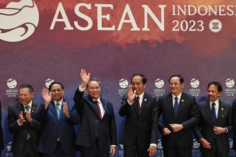Presiden Joko Widodo (ketiga kanan) berfoto bersama para pemimpin negara pada KTT ke-26 ASEAN-China di Jakarta Convention Center, Jakarta, Rabu (6/9/2023). Foto: M Agung Rajasa/ANTARA FOTO