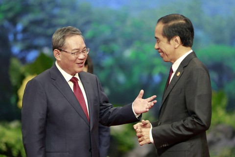 Presiden Joko Widodo (kanan) berbincang dengan Premier of the People's Republic of China Li Qiang, sebelum ASEAN-China Summit ke-26 di Jakarta, Rabu (6/9/2023). Foto: ANTARA FOTO/Media Center KTT ASEAN 2023/Dwi Prasetya