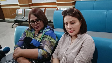 Ibunda dan Kakak Virgoun, Eva Manurung dan Febby Carol, di Pengadilan Agama Jakarta Barat, Rabu (6/9/2023). Foto: Giovanni/kumparan