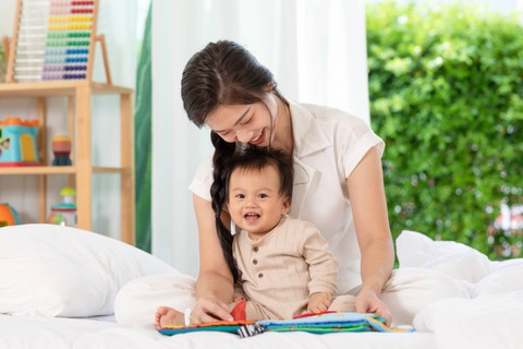 Ilustrasi ibu membacakan buku ke bayi. Foto: Selfmade studio/Shutterstock