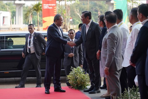 Menko Marves Luhut Binsar Pandjaitan dan Menhub Budi Karya Sumadi mendampingi Perdana Menteri China Li Qiang meninjau kesiapan operasional KCJB. Foto: KCIC