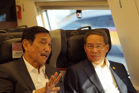 Menko Marves Luhut Binsar Pandjaitan dan Menhub Budi Karya Sumadi mendampingi Perdana Menteri China Li Qiang meninjau kesiapan operasional KCJB. Foto: KCIC